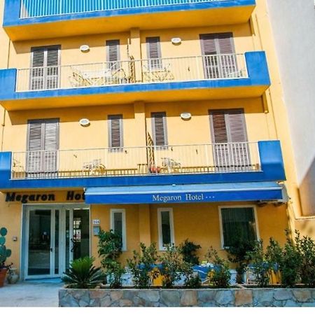 פוצאלו Megaron Hotel מראה חיצוני תמונה