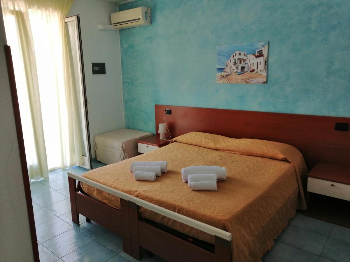 פוצאלו Megaron Hotel מראה חיצוני תמונה