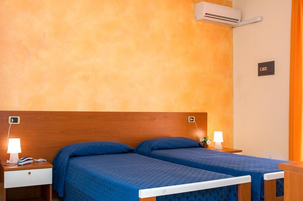 פוצאלו Megaron Hotel חדר תמונה