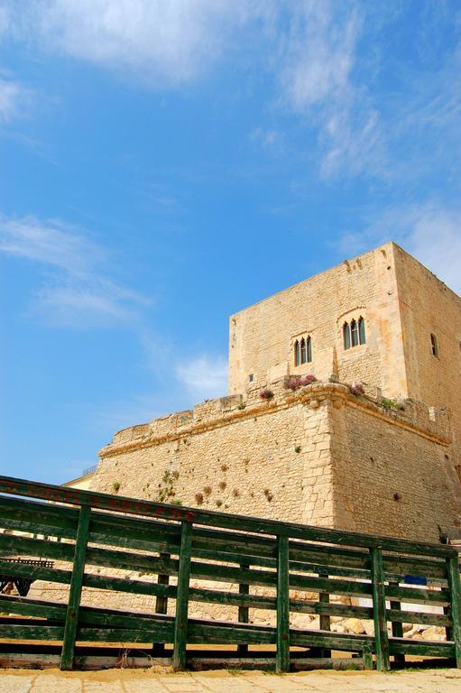פוצאלו Megaron Hotel מראה חיצוני תמונה