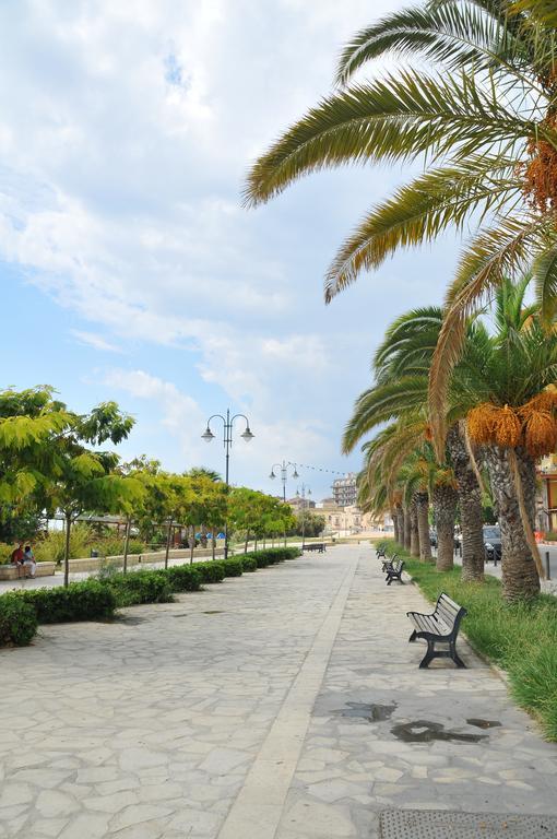 פוצאלו Megaron Hotel מראה חיצוני תמונה