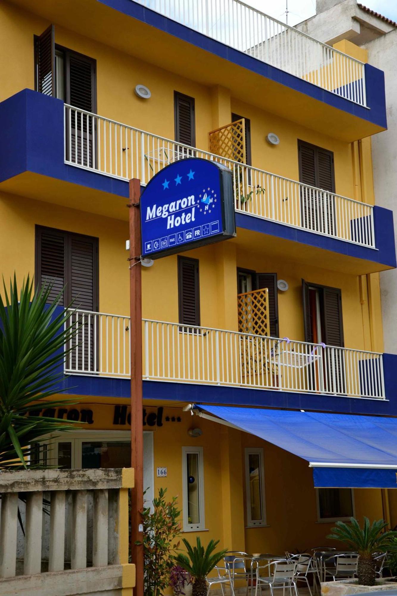 פוצאלו Megaron Hotel מראה חיצוני תמונה