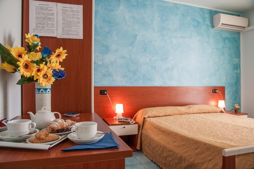 פוצאלו Megaron Hotel מראה חיצוני תמונה