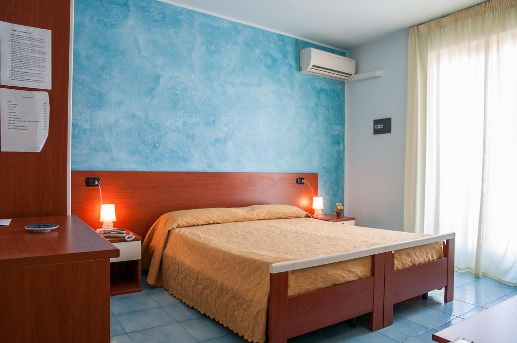 פוצאלו Megaron Hotel מראה חיצוני תמונה
