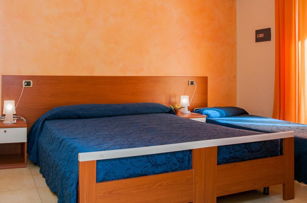 פוצאלו Megaron Hotel מראה חיצוני תמונה