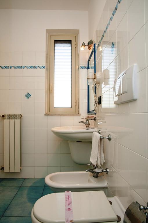 פוצאלו Megaron Hotel מראה חיצוני תמונה