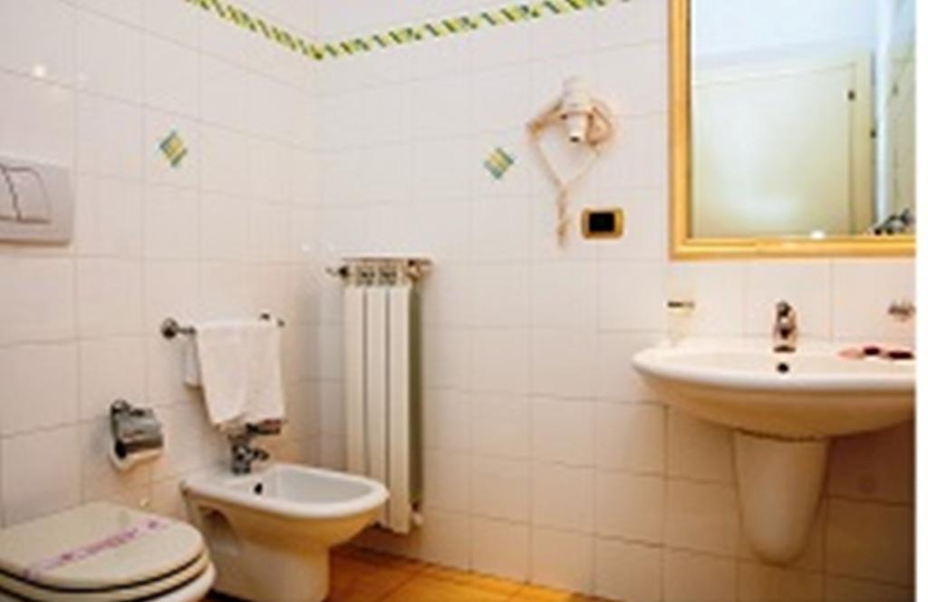פוצאלו Megaron Hotel מראה חיצוני תמונה