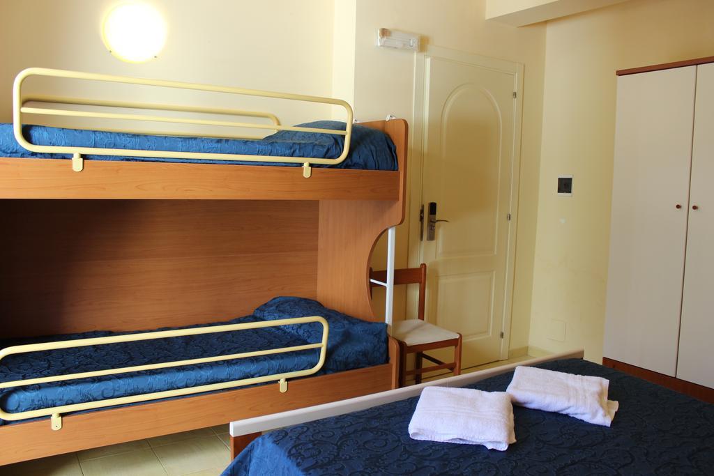 פוצאלו Megaron Hotel מראה חיצוני תמונה