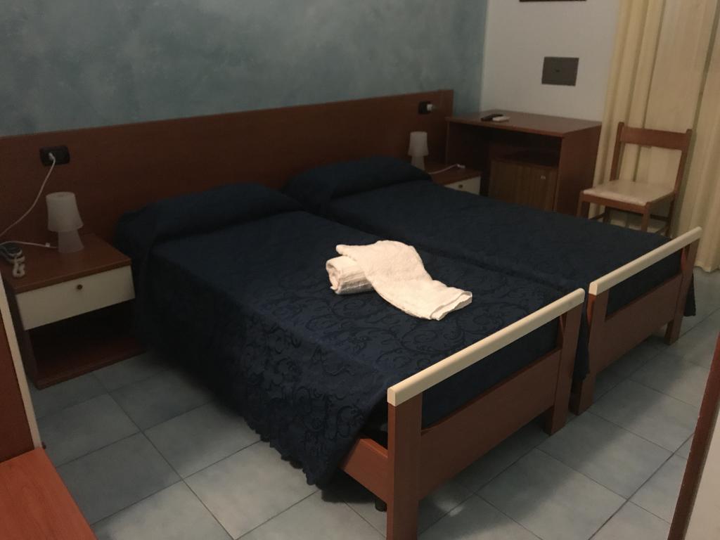 פוצאלו Megaron Hotel מראה חיצוני תמונה