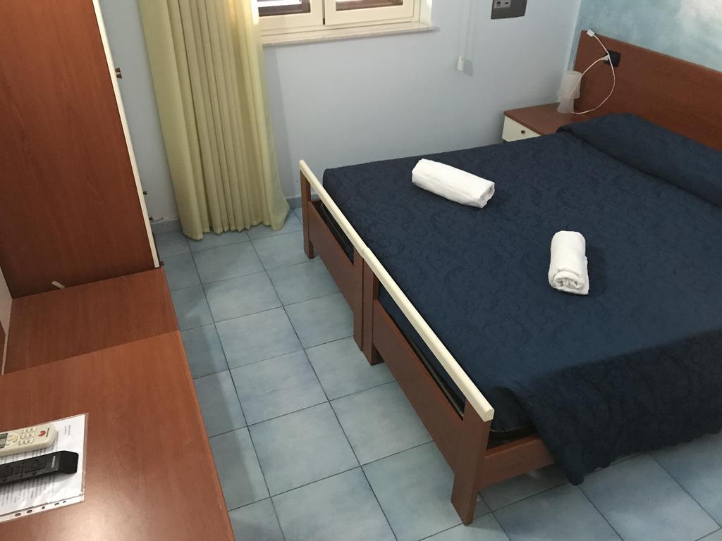 פוצאלו Megaron Hotel מראה חיצוני תמונה